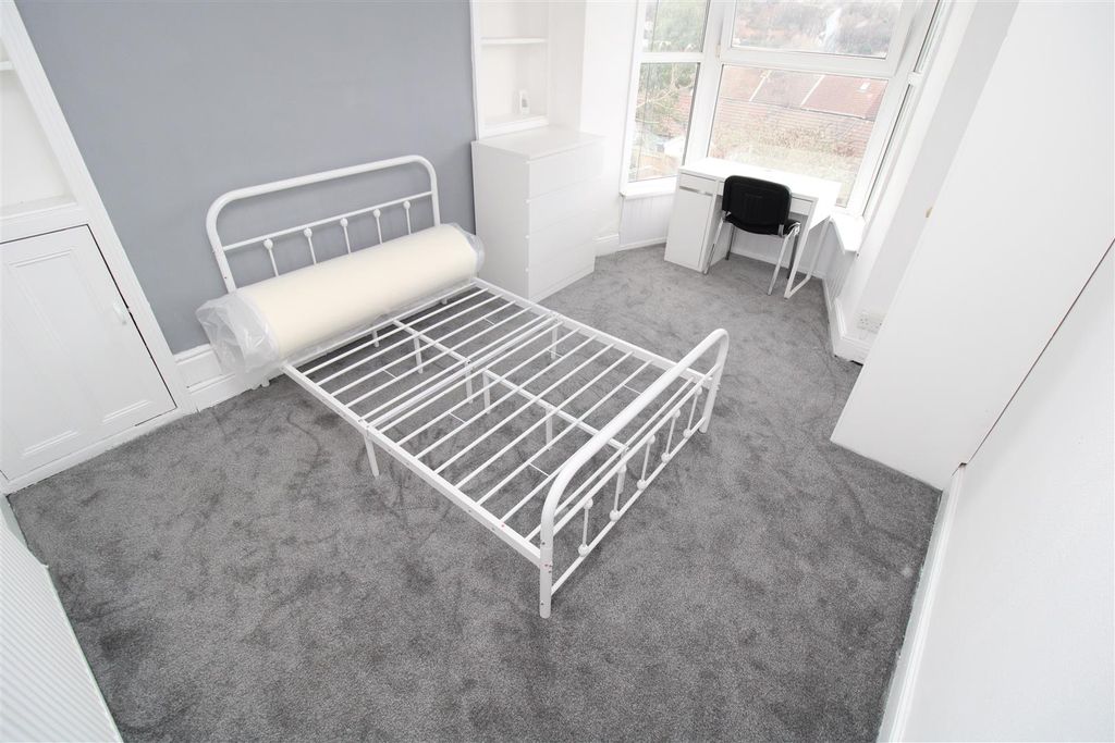 5 bed terraced house to rentLaura Street, Treforest CF37