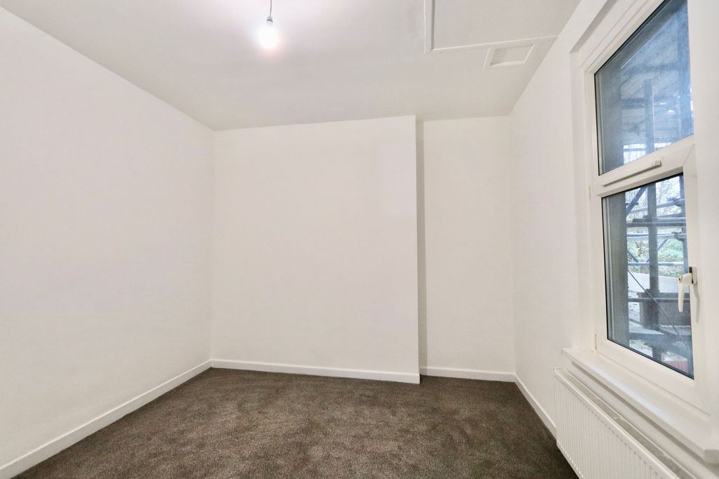 2 bed flat to rent46 High St, Fleur-De-Lis NP12 photo 4