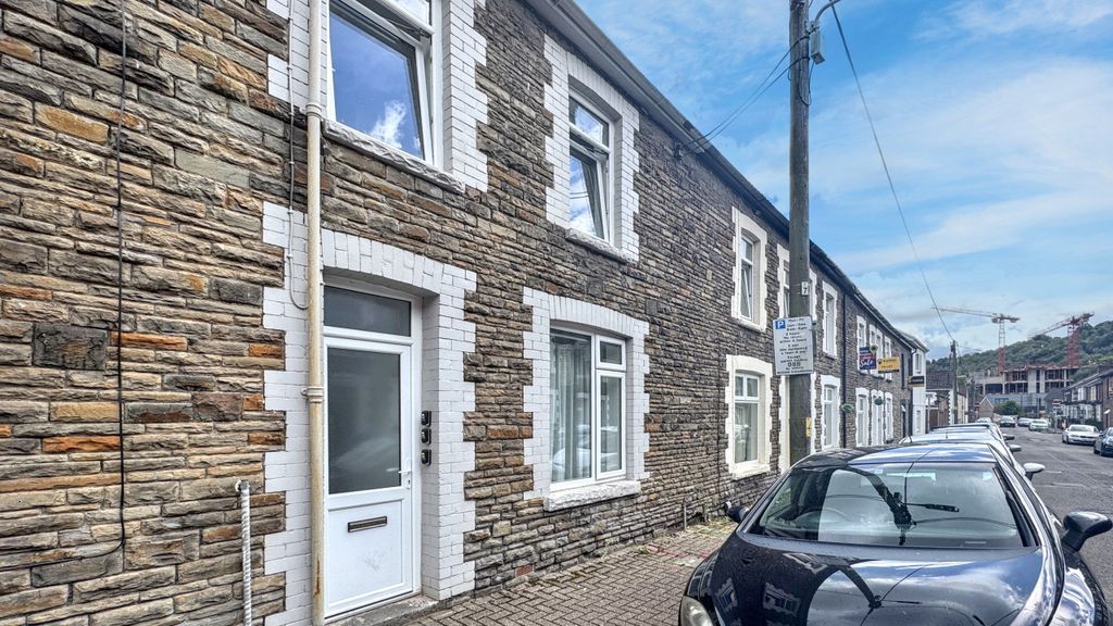 4 bed property to rentQueen Street, Pontypridd CF37