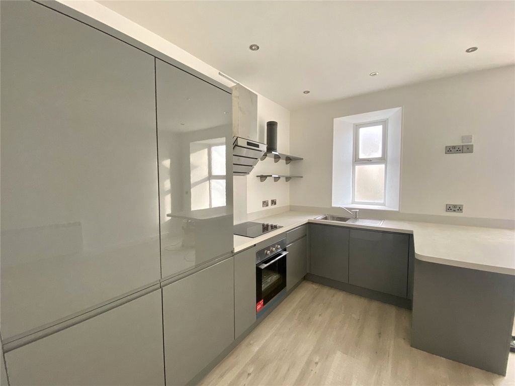 Additional image 3 of 2 bed flat to rentFlat 8, Islay Court, Victoria Street, Tenby SA70