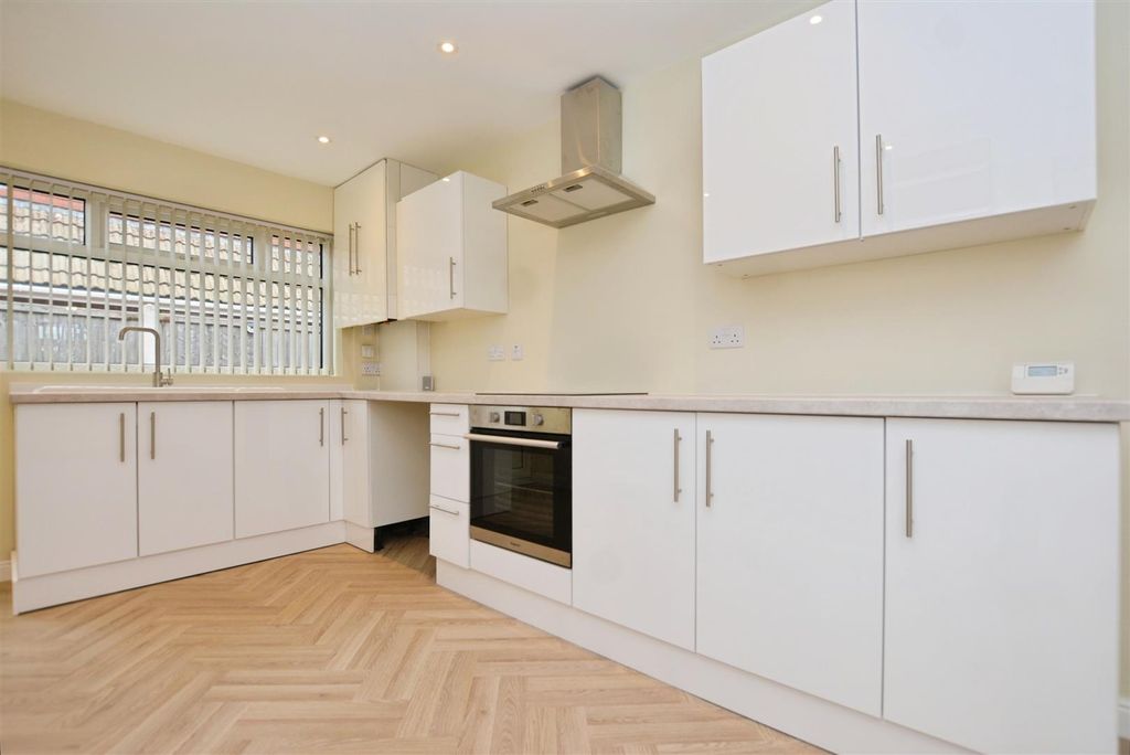 Additional image 4 of 3 bed detached bungalow to rentNorfolk Avenue, Burton-Upon-Stather, Scunthorpe DN15