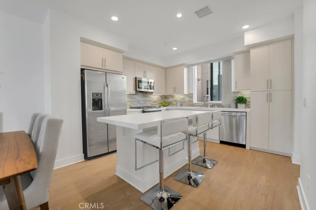 Additional image 5 of 10832 W Riverton Court, North Hollywood, CA 91602