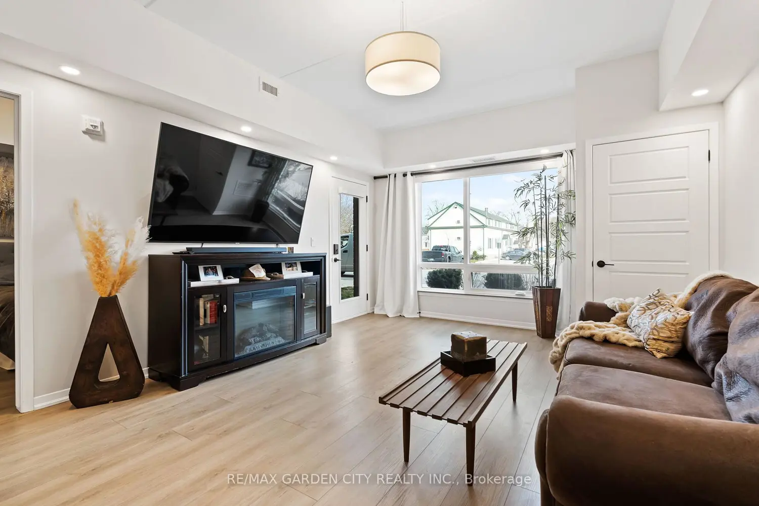 Additional image 6 of 3998 Victoria Avenue 105