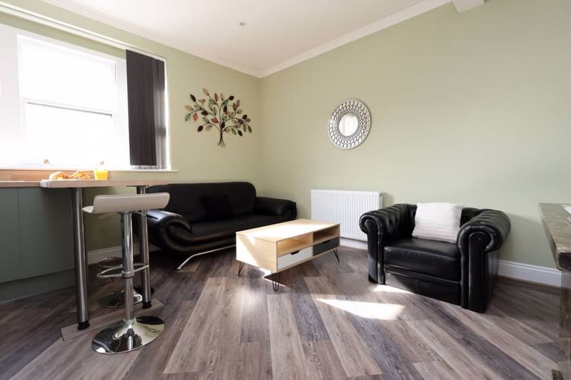 4 bed flat to rentHigh Street, Pontypridd CF37