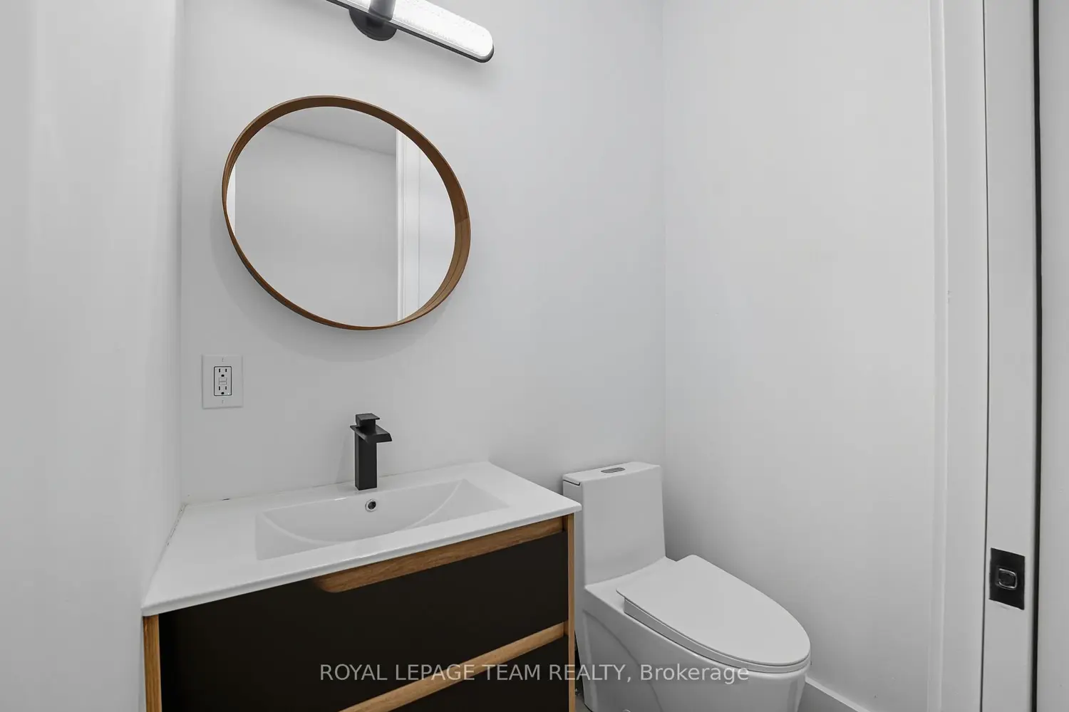 984 Watson Street photo 3