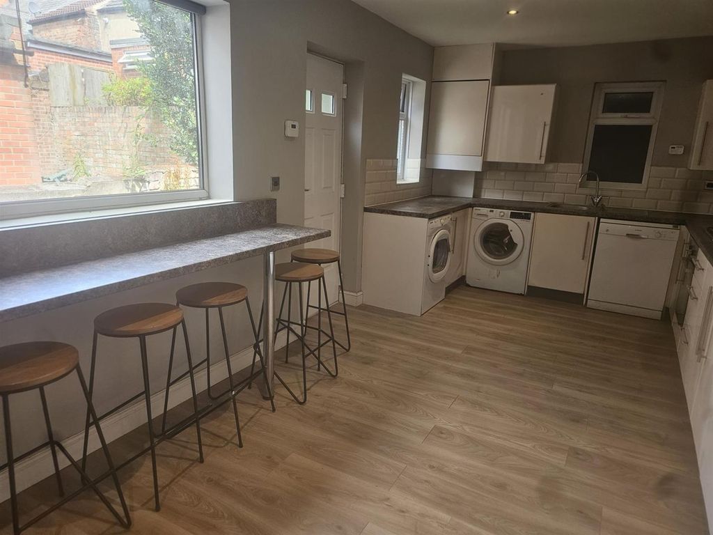 6 bed shared accommodation to rentDerby Grove, Nottingham NG7 photo 5
