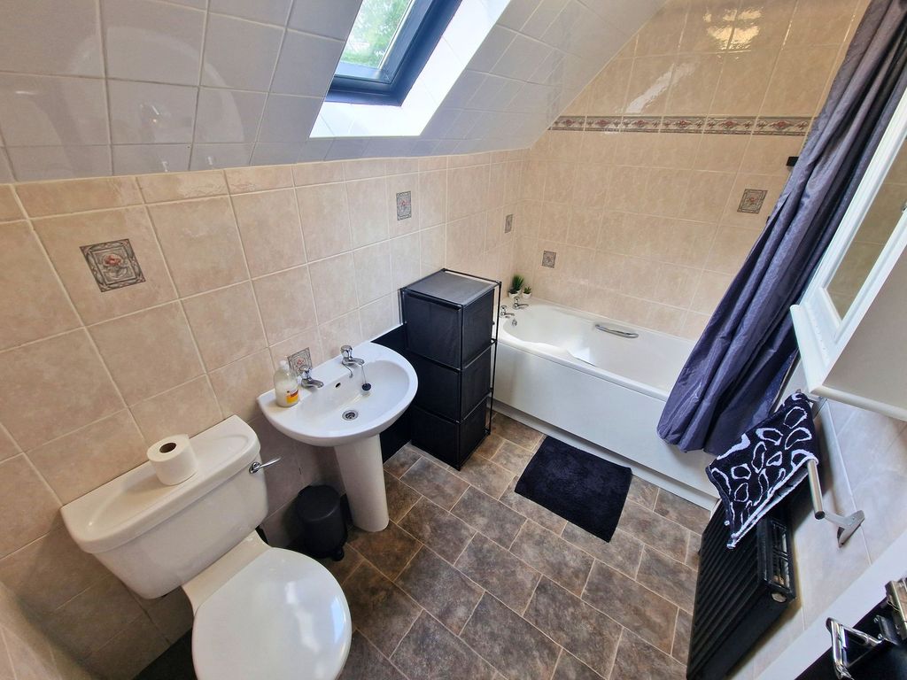 Additional image 11 of 6 bed flat to rentHolly Bank, Leeds LS6