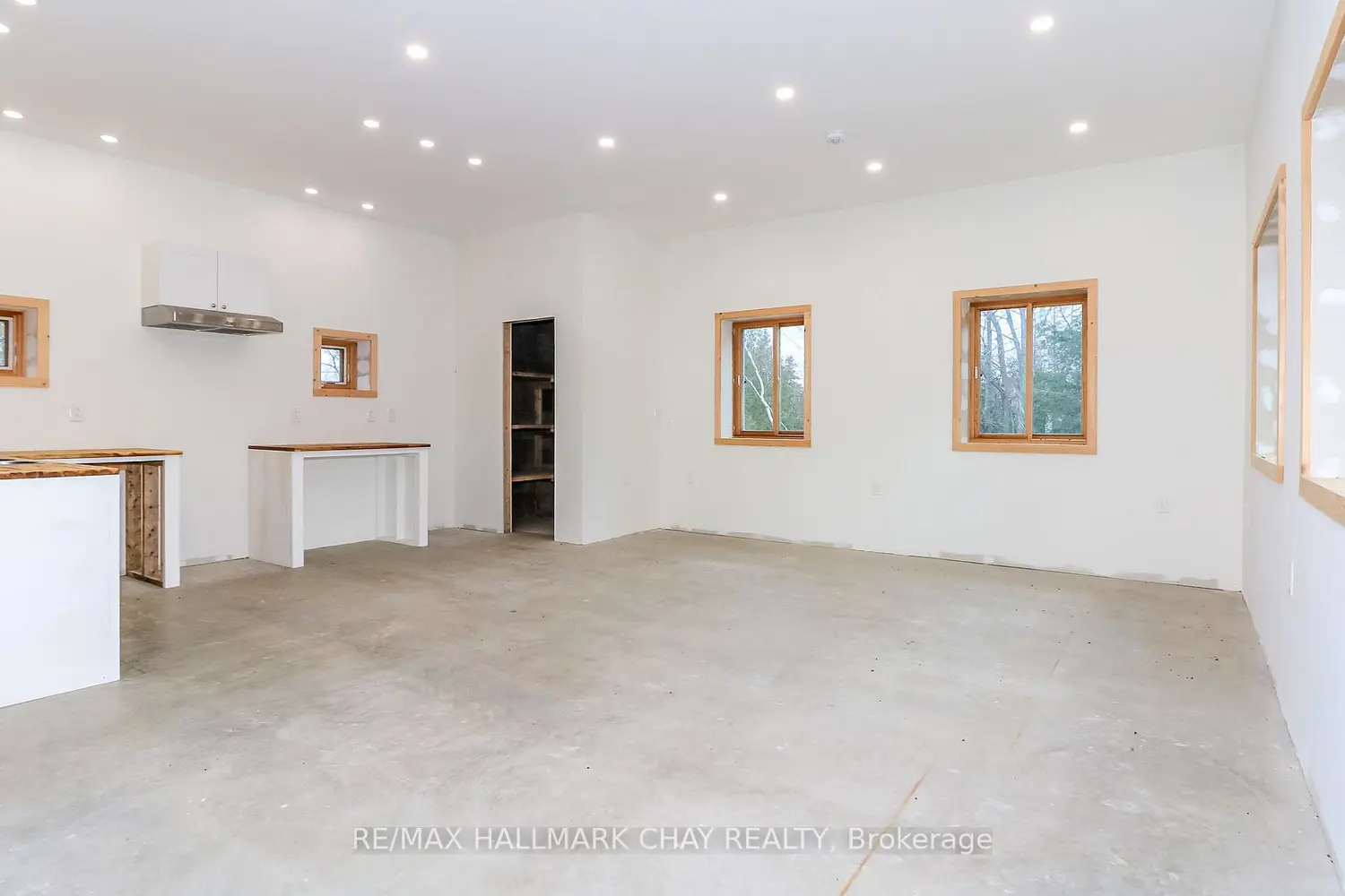 Additional image 9 of 2576 Champlain Road