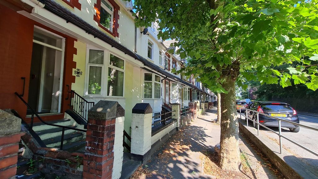 6 bed property to rentBroadway, Pontypridd CF37