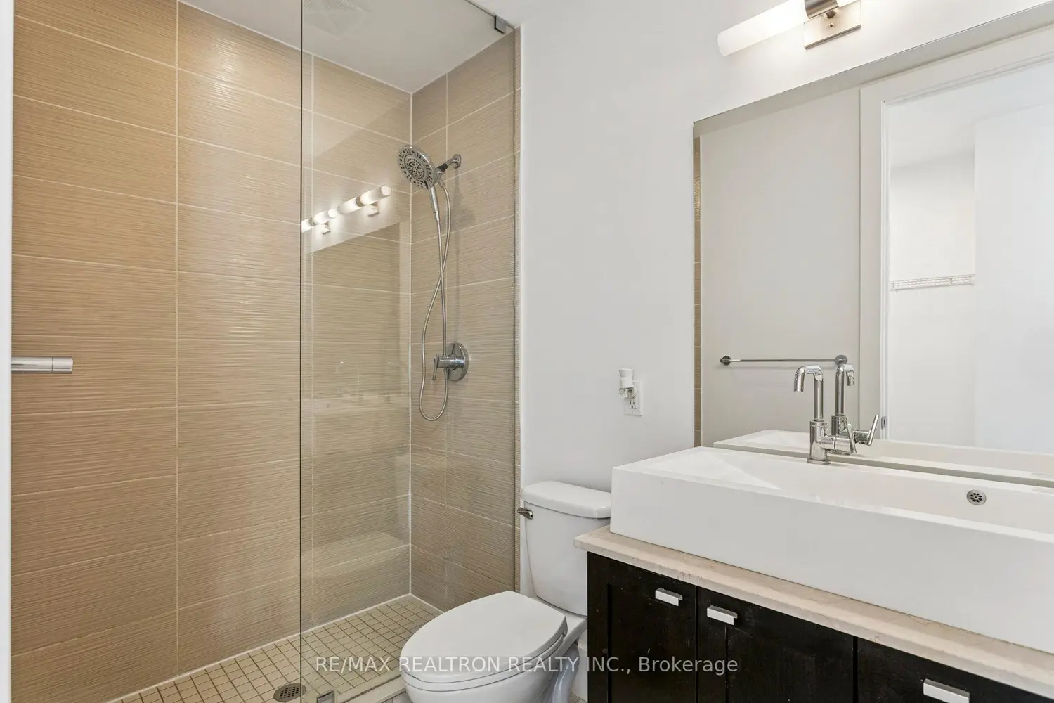 Additional image 16 of 103 The Queensway 2805