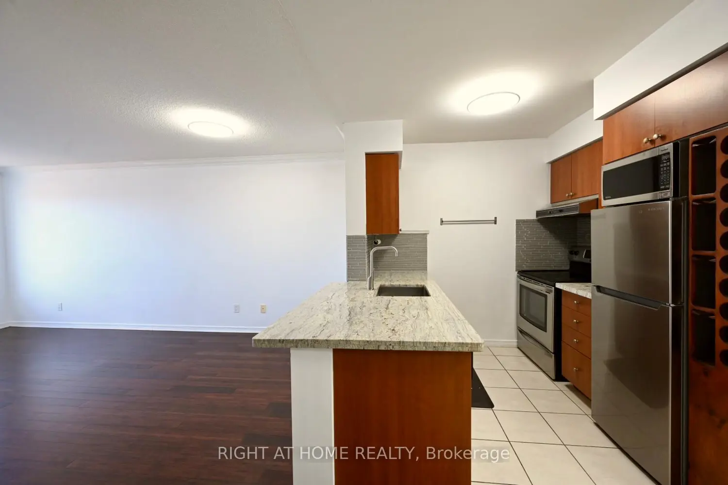 Additional image 12 of 61 Heintzman Street 910