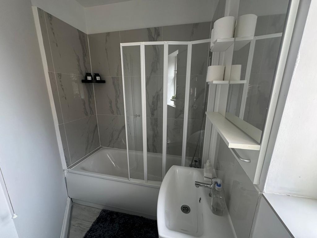 Additional image 3 of 2 bed flat to rentAbington Square, Northamptonshire NN1