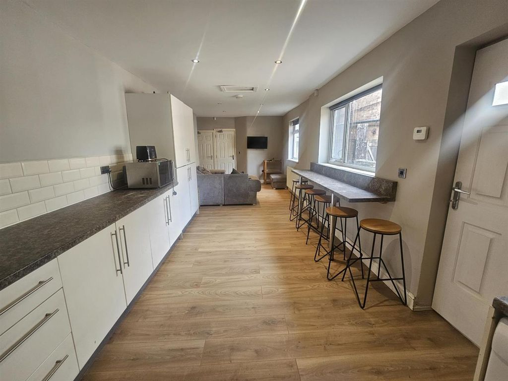 6 bed shared accommodation to rentDerby Grove, Nottingham NG7 photo 4