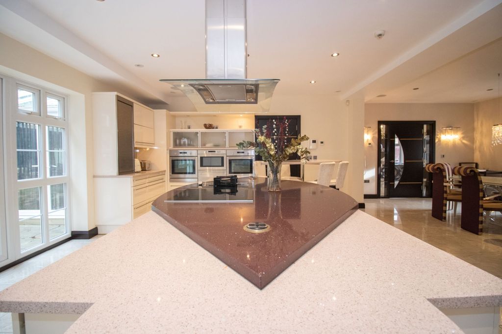 4 bed detached house to rentManor Road, Oadby, Oadby, Leicester LE2 photo 5