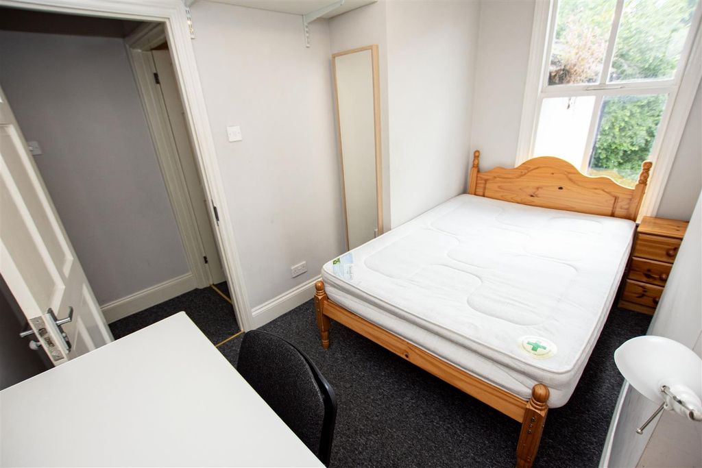 4 bed shared accommodation to rentHubert Road, Birmingham, West Midlands B29 photo 4