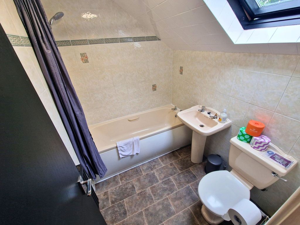Additional image 16 of 6 bed flat to rentHolly Bank, Leeds LS6