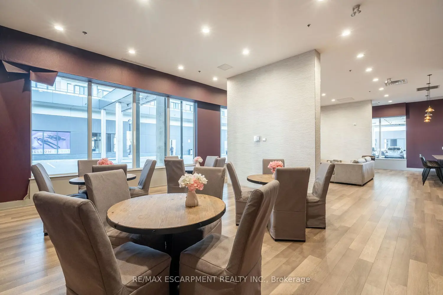 Additional image 19 of 550 North Service Road 1404