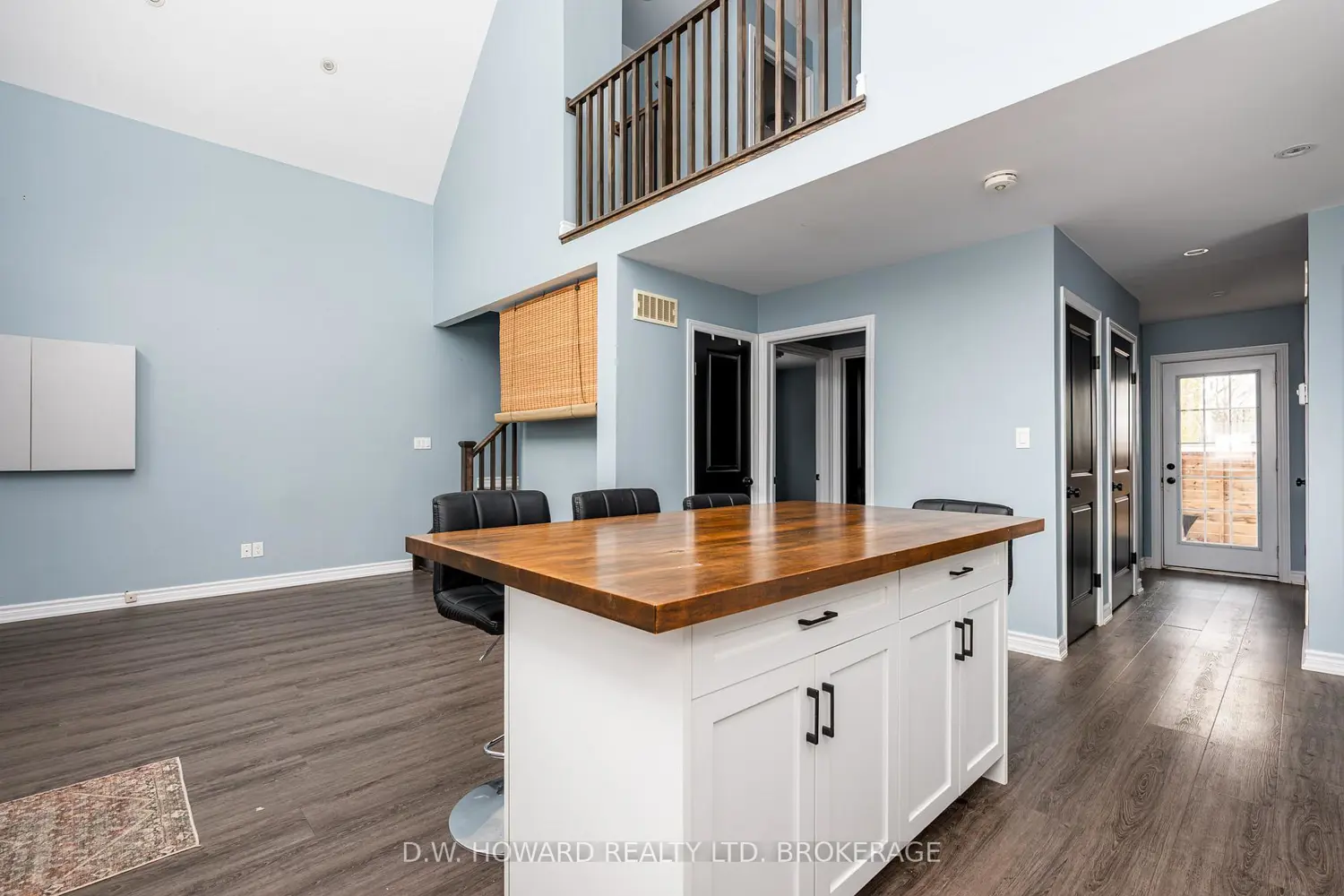 12 Loomis Crescent photo 5