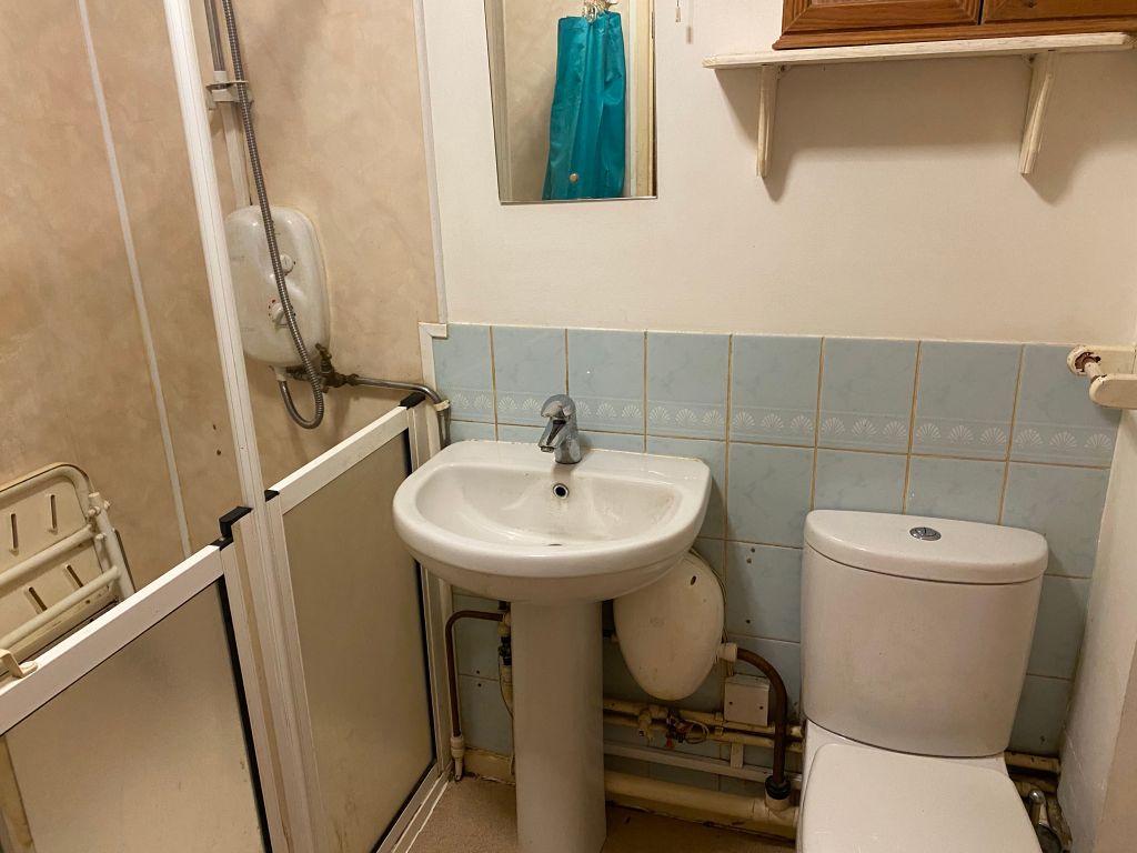 1 bed flat to rentHarvey Crescent, Sandfields SA12 photo 3