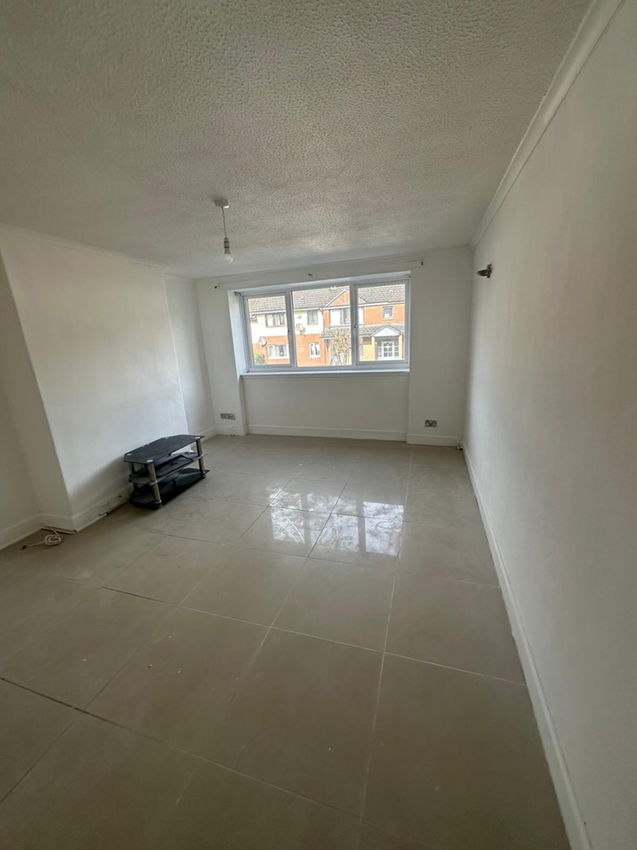 3 Bed Flat, Sandaig Road, G33, N1 7GU