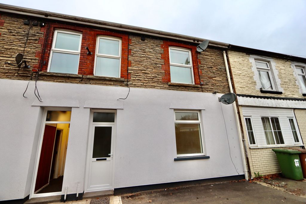 2 bed flat to rent46 High St, Fleur-De-Lis NP12 photo 5