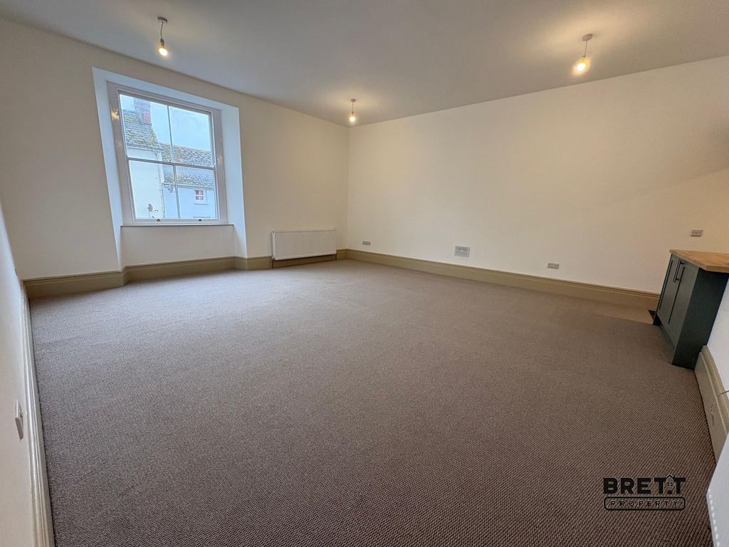 Additional image 2 of 2 bed flat to rentFlat 1, 27 Main Street, Pembroke, Pembrokeshire. SA71