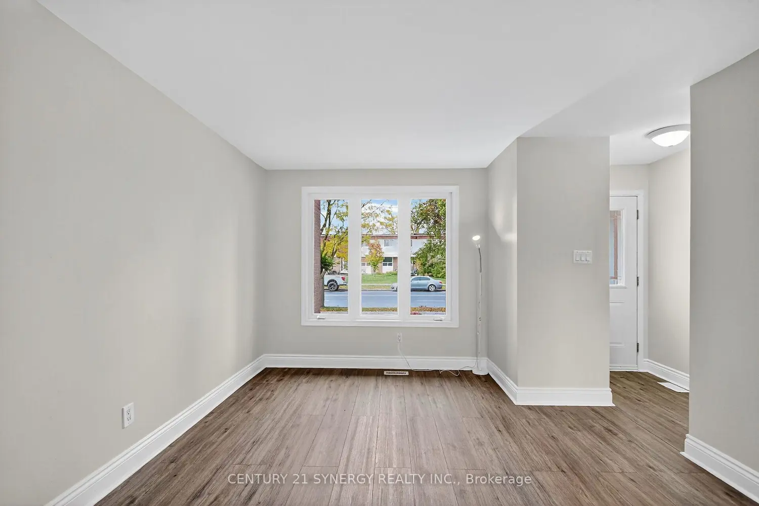 928 Meadowlands Drive photo 4