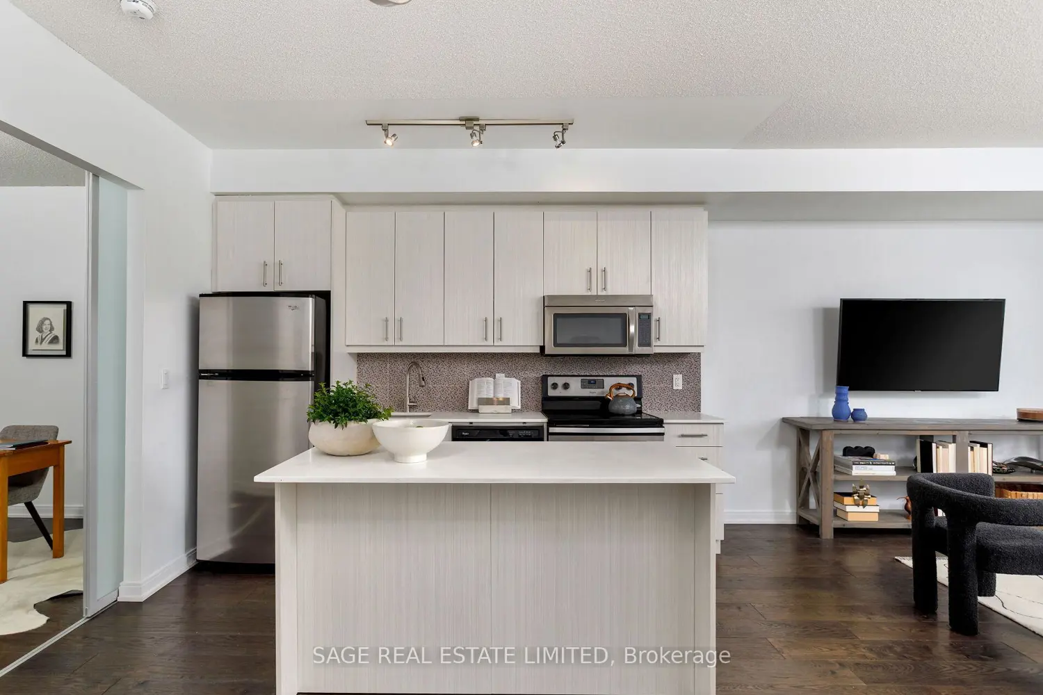 Additional image 3 of 760 The Queensway 401