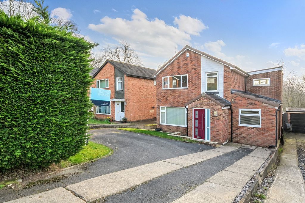 4 bed detached house to rentOsborne Gardens, Harrogate, North Yorkshire HG1