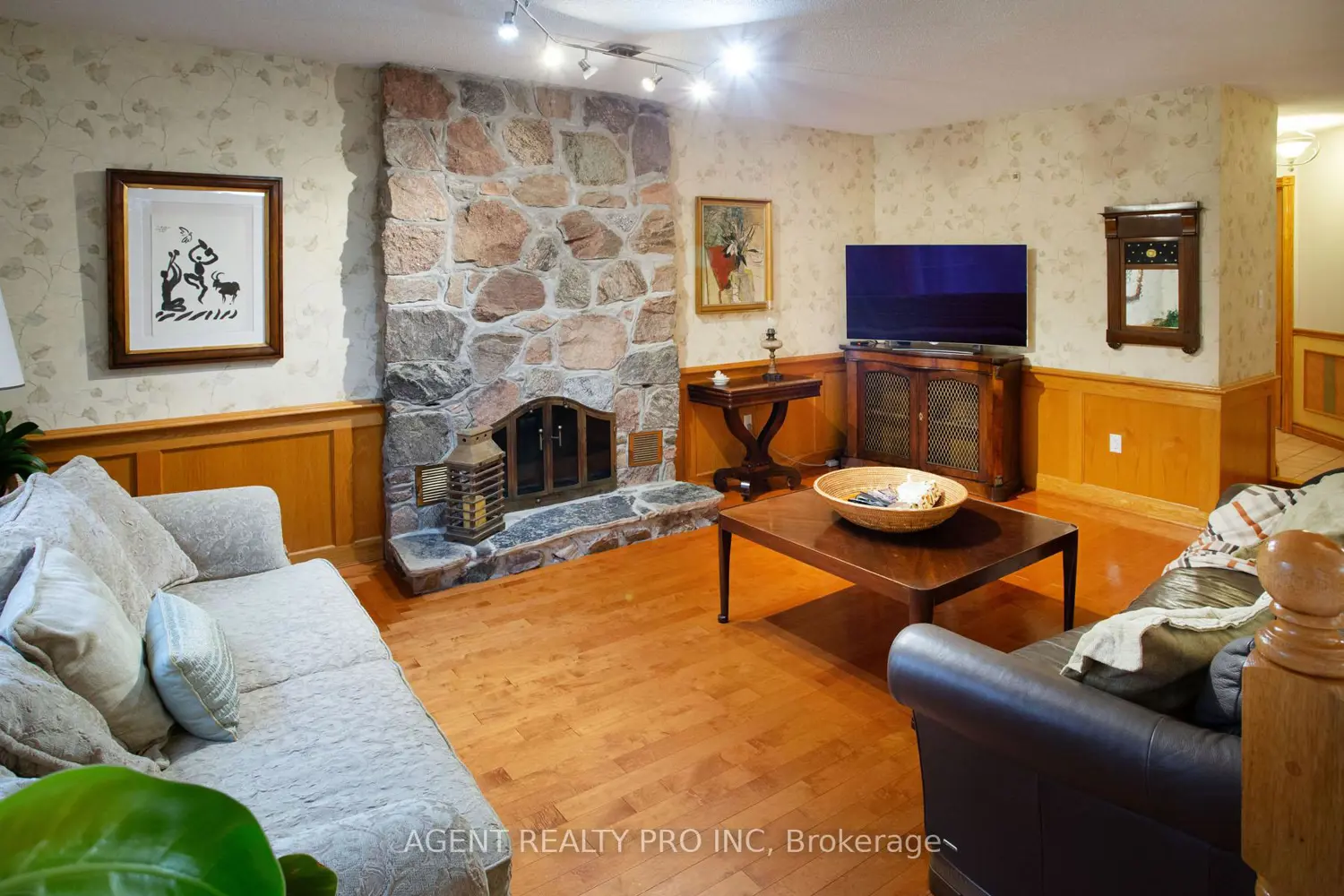 Additional image 11 of 922 Country Club Crescent