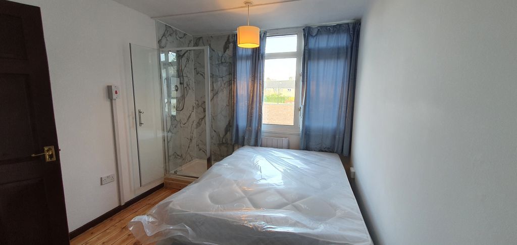 4 bed maisonette to rentNorthfields NR4 photo 5