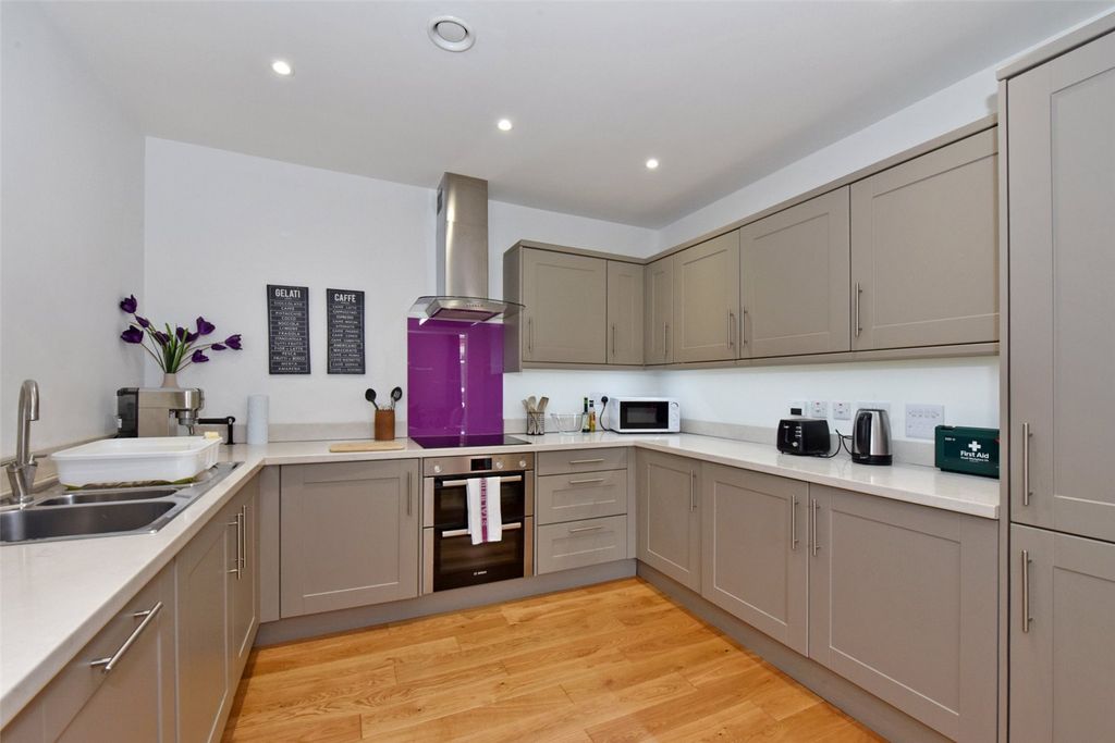 Additional image 2 of 2 bed flat to rentTuns Lane, Henley-On-Thames, Oxfordshire RG9