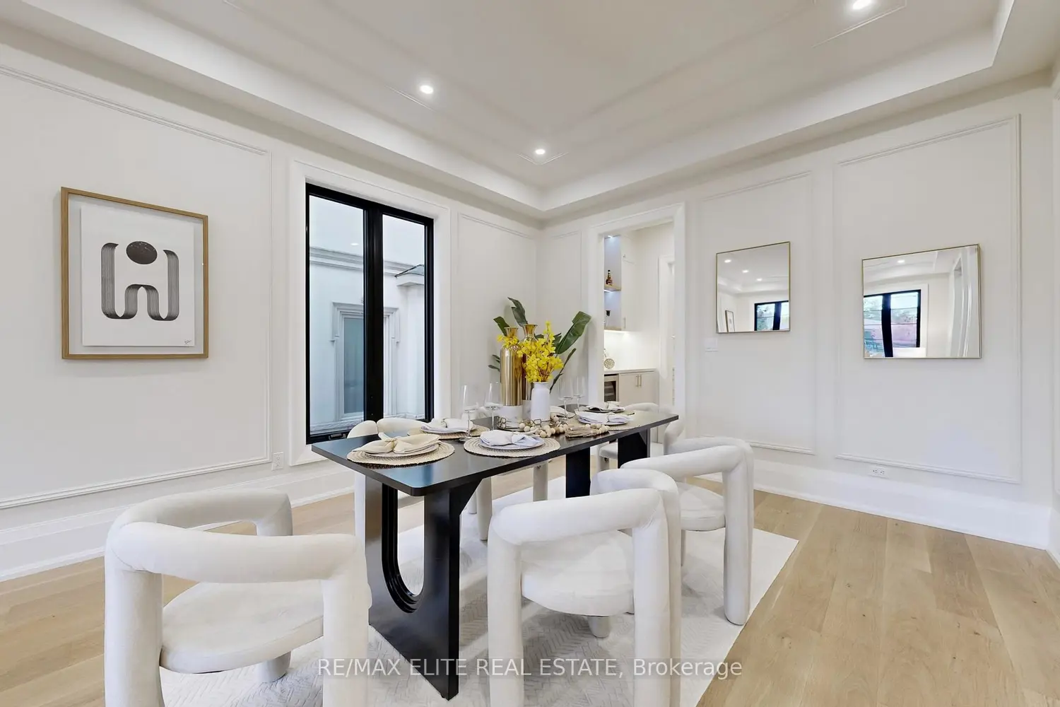 160 Lawrence Avenue photo 4