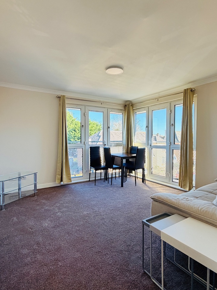 2 Bed Flat, Stenhouse Gardens, EH11, N1 7GU