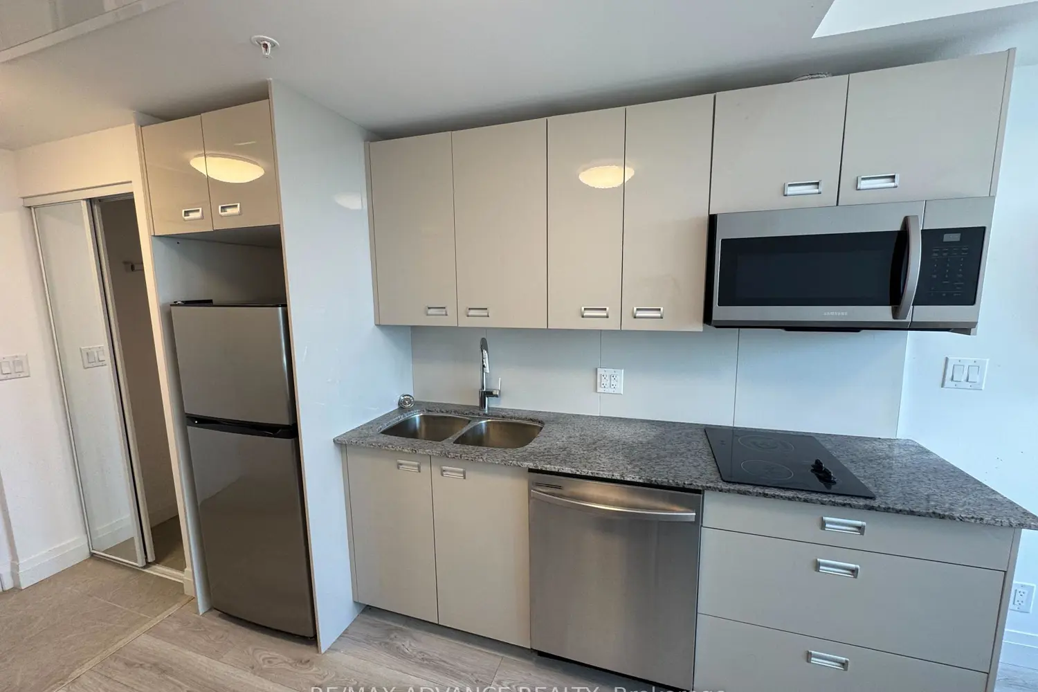 Additional image 4 of 652 Princess Street 902