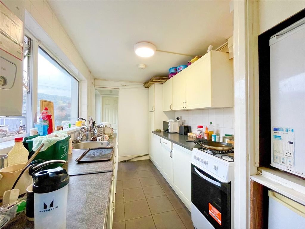 4 bed shared accommodation to rentKing Street, Pontypridd CF37 photo 2
