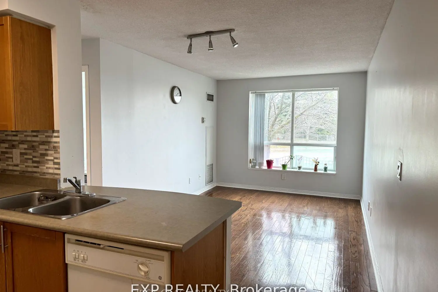 51 Baffin Crescent 301 photo 5