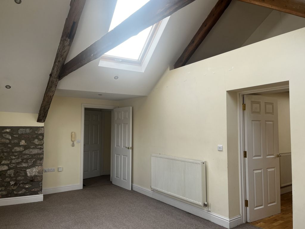 2 bed flat to rentKensington House SA61