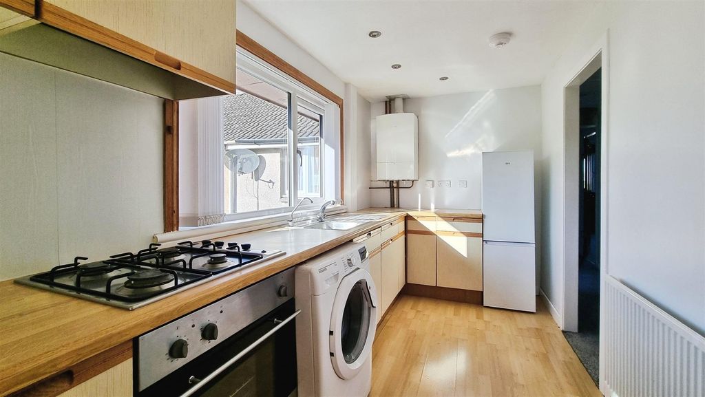 Additional image 5 of 3 bed terraced house to rentCromarty Court, Glenrothes KY6