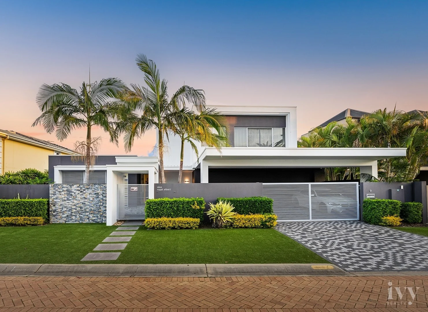 9 Royal Albert Crescent, Sovereign Islands QLD 4216