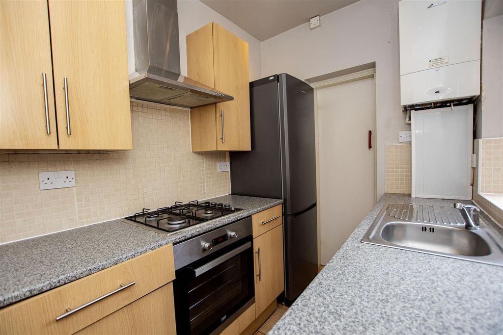 4 bed shared accommodation to rentHubert Road, Birmingham, West Midlands B29 photo 2