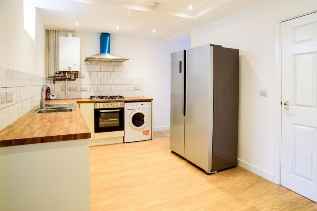 8 bed semi-detached house to rentQueens Road, Beeston NG9