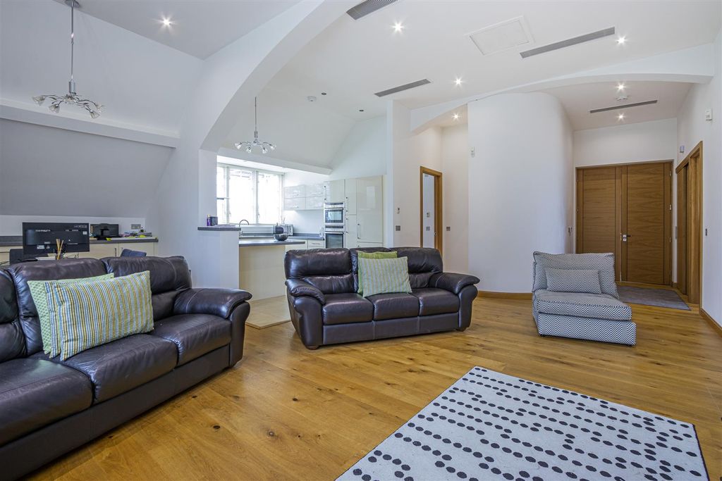 2 bed flat to rentBenjamin Hall, Hensol Castle Park CF72 photo 3