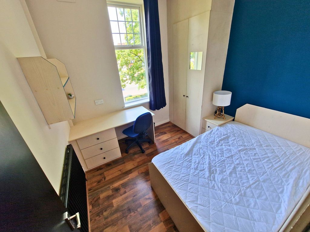 Additional image 2 of 6 bed flat to rentHolly Bank, Leeds LS6