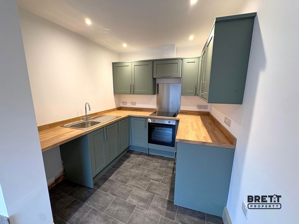 Additional image 3 of 2 bed flat to rentFlat 2, 27 Main Street, Pembroke, Pembrokeshire. SA71