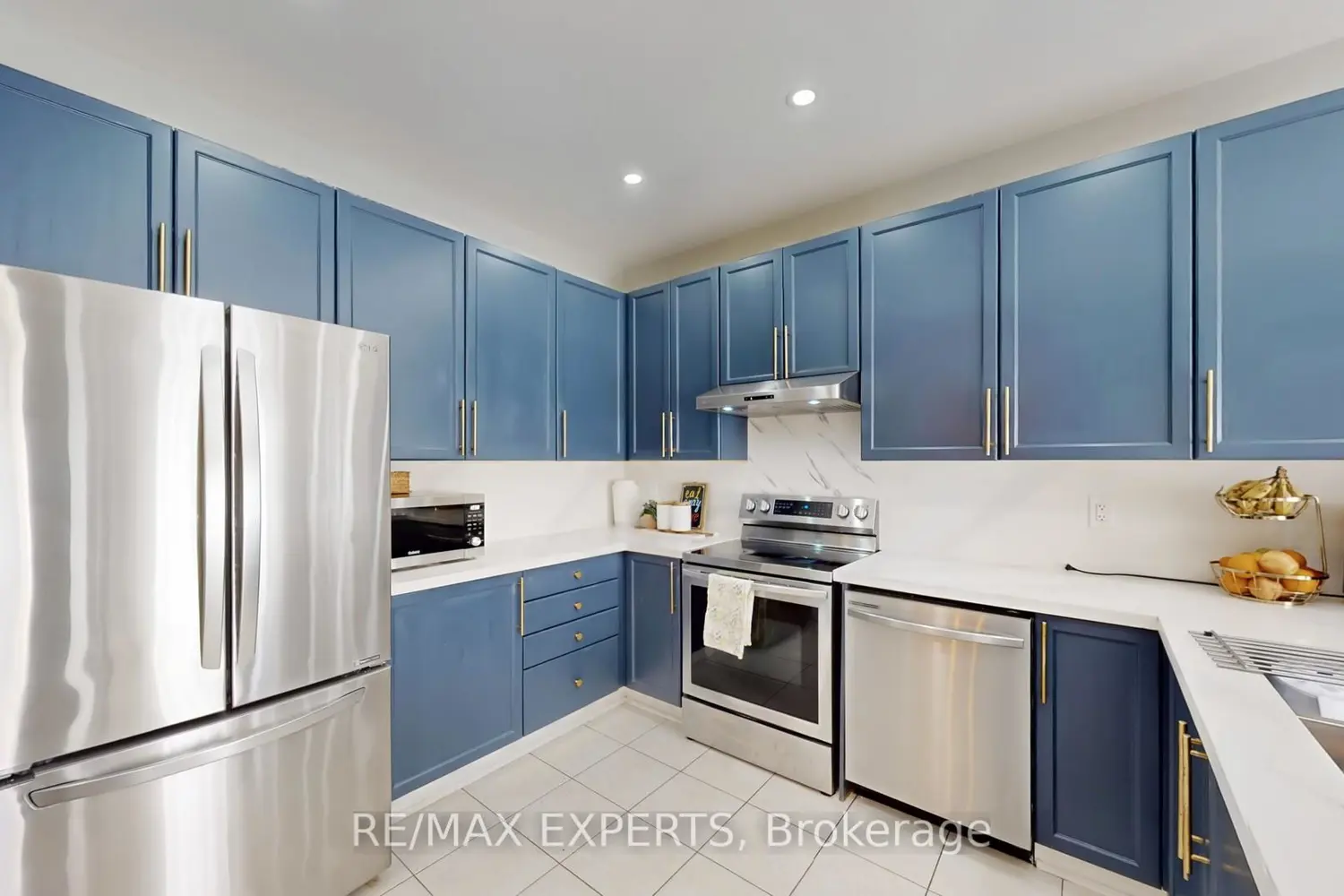 Additional image 8 of 2 Personna Circle