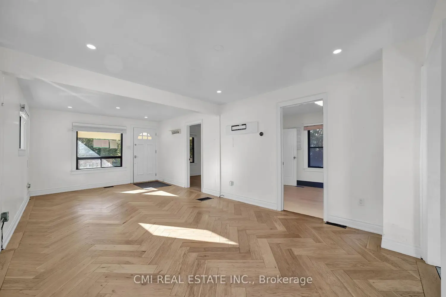 153 Clarence Street photo 3