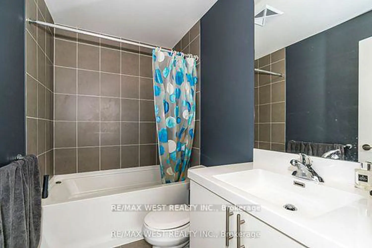 Additional image 13 of 830 Lawrence Avenue 830