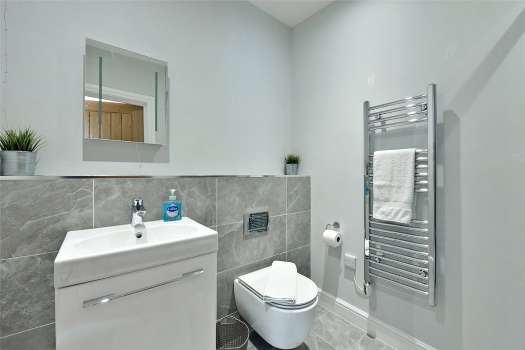 Additional image 6 of 2 bed flat to rentTuns Lane, Henley-On-Thames, Oxfordshire RG9