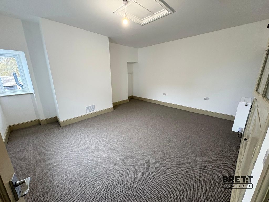 Additional image 4 of 2 bed flat to rentFlat 2, 27 Main Street, Pembroke, Pembrokeshire. SA71